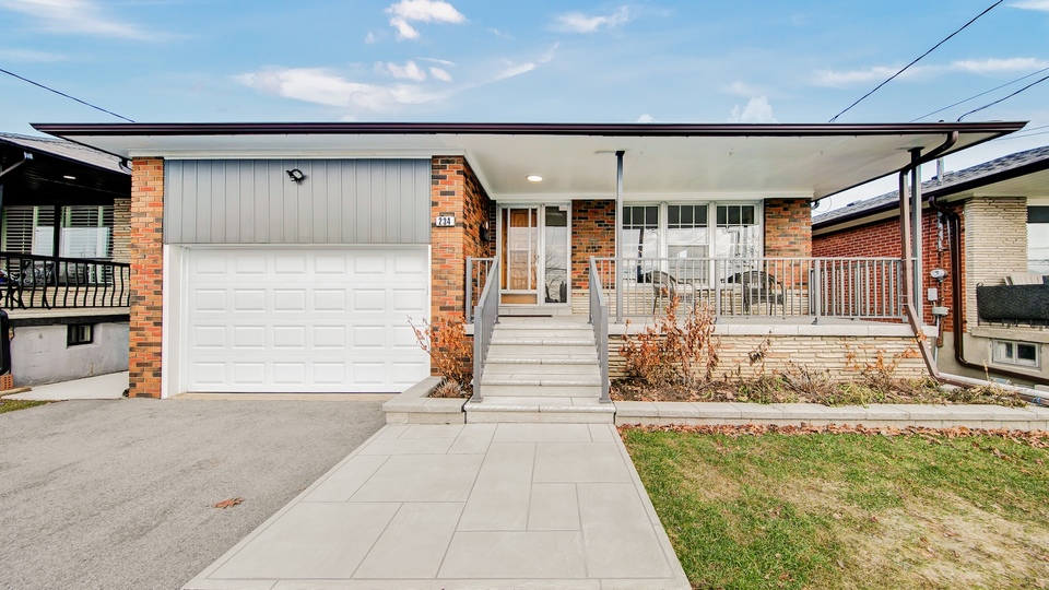 234 Maple Leaf Dr North York