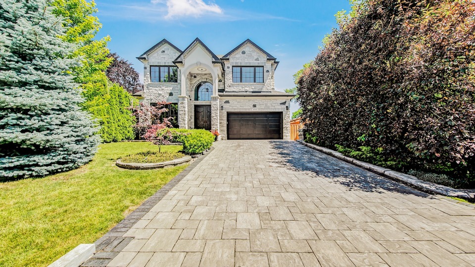 484 Avonwood Drive, Mississauga