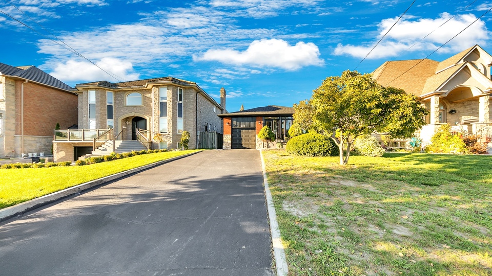 422 Maple Leaf Dr, Toronto, M6L1 P7