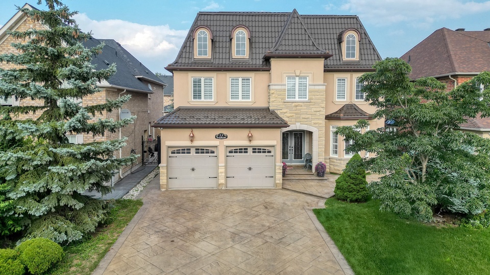 23 Fontainebleu Road, Brampton