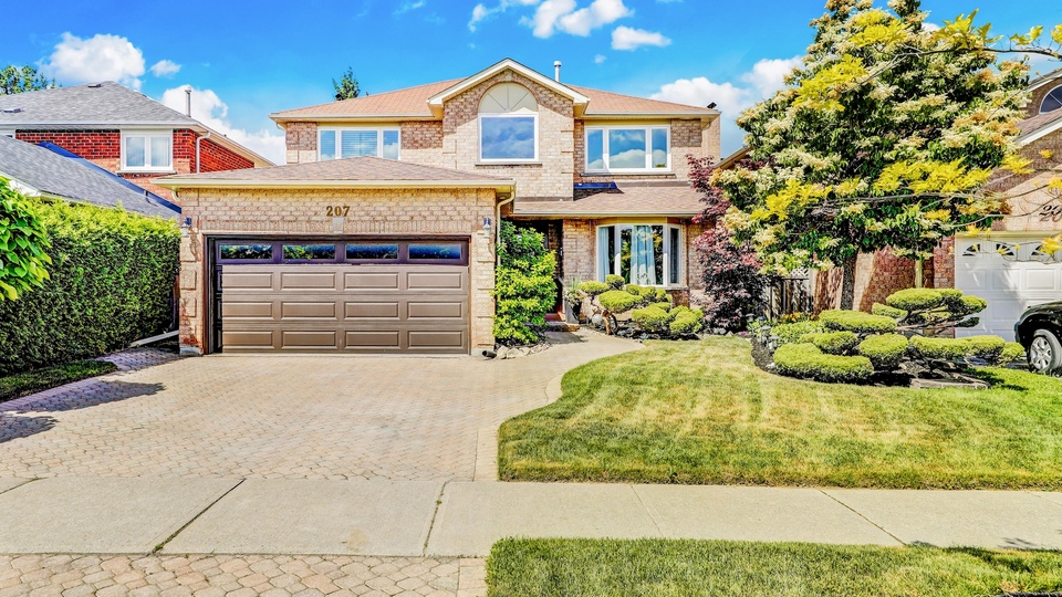 207 Hoover Dr, Pickering