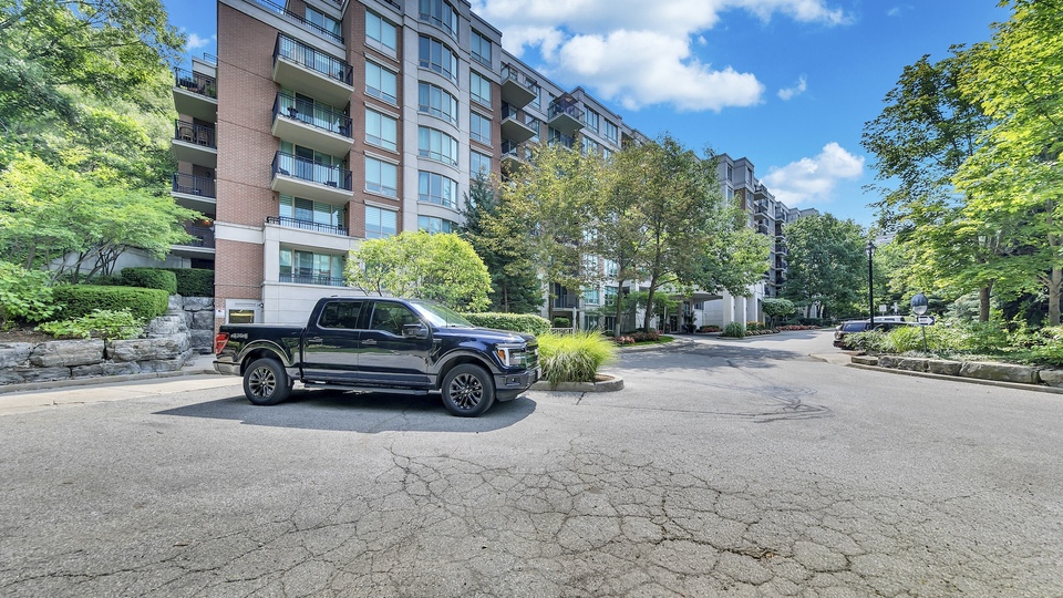 38 William Carson Crescent unit 810, North York