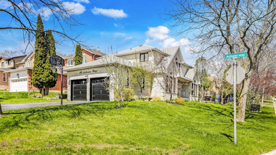 16 Autumn Way, Aurora
