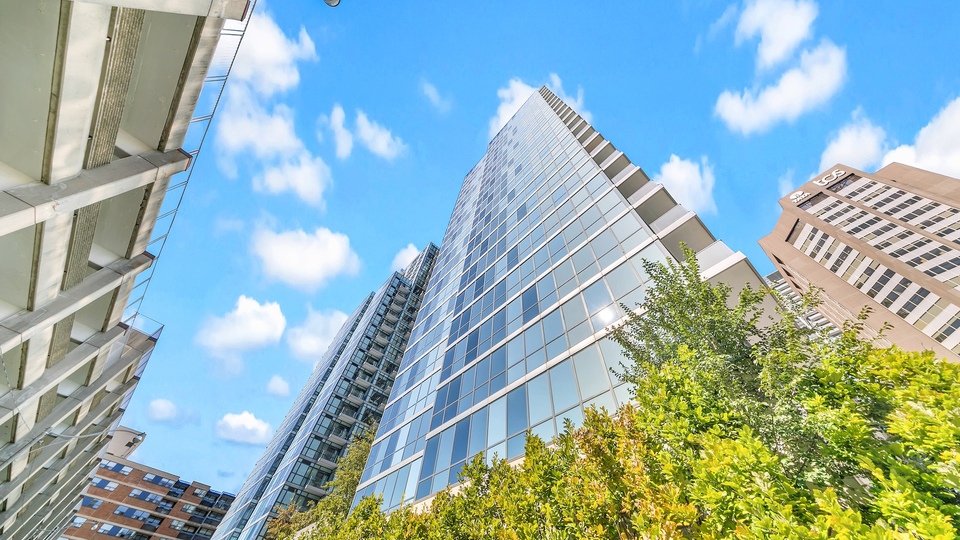911 - 210 Simcoe Street, Toronto