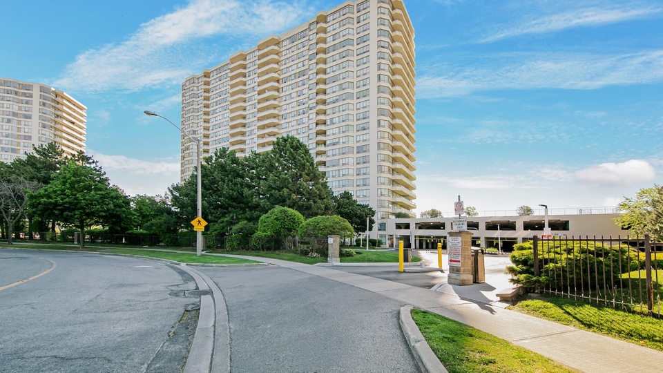 2027 - 3 Greystone Walk Drive, Scarborough